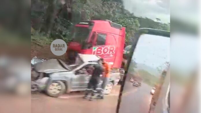 BR-040, Itabirito: batida entre picape e carreta mata motorista em Ribeirão do Eixo