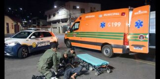 Lourdes, Itabirito: homem no chão e com ferimento na cabeça é socorrido pela GCM Lourdes, Itabirito: homem no chão e com ferimento na cabeça é socorrido pela GCM