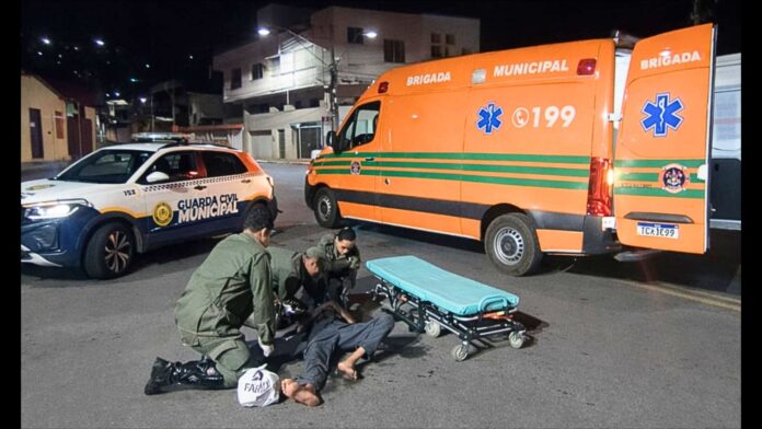 Lourdes, Itabirito: homem no chão e com ferimento na cabeça é socorrido pela GCM Lourdes, Itabirito: homem no chão e com ferimento na cabeça é socorrido pela GCM