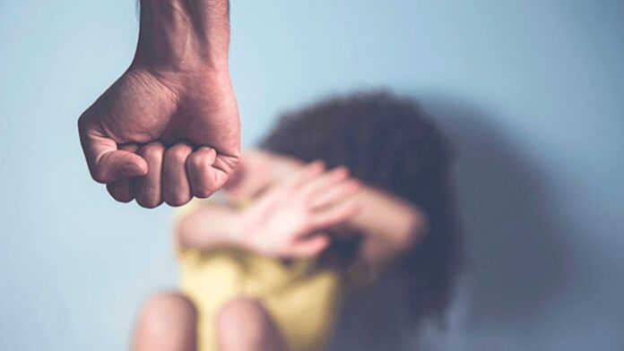 Homem com mandado de prisão em aberto é preso após agredir companheira e enteada em Itabirito