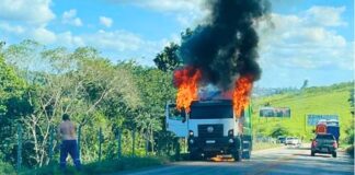 Caminhão de lixo pega fogo na MG-129, entre Ouro Branco e Conselheiro Lafaiete Caminhão de lixo pega fogo na MG-129, entre Ouro Branco e Conselheiro Lafaiete