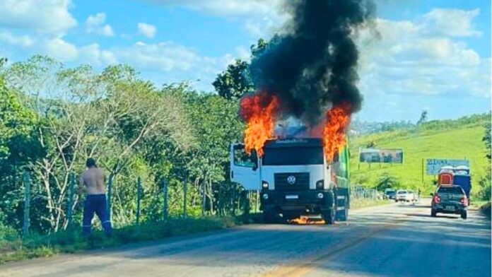 Caminhão de lixo pega fogo na MG-129, entre Ouro Branco e Conselheiro Lafaiete