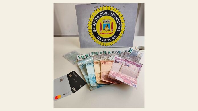 Itabirito: carteira com mais de R$ 3 mil cai do bolso de motociclista, e mulher a entrega à GCM