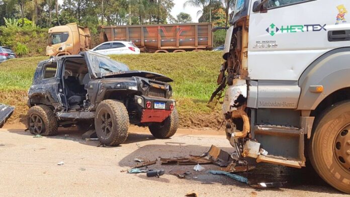 BR-040: batida entre carro e carreta mata motorista em Congonhas