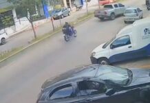 Moto atinge traseira de picape em Mariana; VEJA VÍDEO Moto atinge traseira de picape em Mariana; acidente é flagrado por câmeras; VEJA VÍDEO