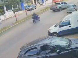 Moto atinge traseira de picape em Mariana; VEJA VÍDEO Moto atinge traseira de picape em Mariana; acidente é flagrado por câmeras; VEJA VÍDEO