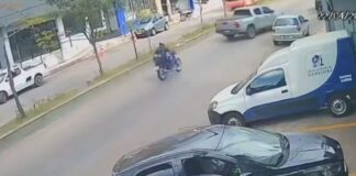 Moto atinge traseira de picape em Mariana; VEJA VÍDEO Moto atinge traseira de picape em Mariana; acidente é flagrado por câmeras; VEJA VÍDEO