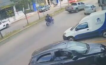 Moto atinge traseira de picape em Mariana; VEJA VÍDEO Moto atinge traseira de picape em Mariana; acidente é flagrado por câmeras; VEJA VÍDEO