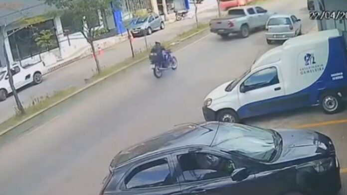 Moto atinge traseira de picape em Mariana; acidente é flagrado por câmeras; VEJA VÍDEO