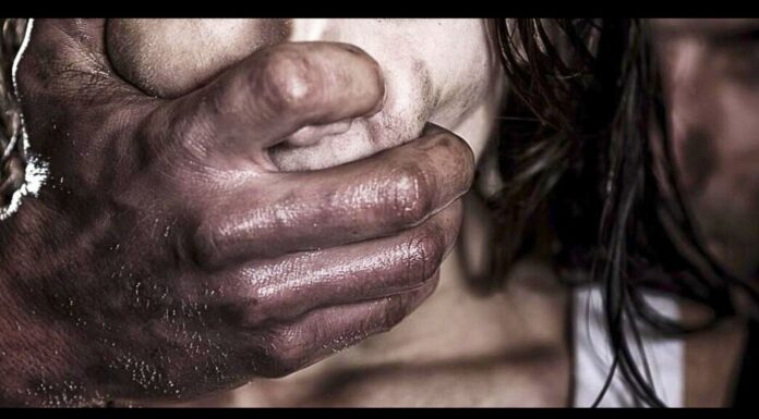 MG: ‘avô por consideração’ de 78 anos e filho estupram mulher com vício em drogas e são presos MG: 'avô por consideração' de 78 anos e filho estupram mulher com vício em drogas e são presos