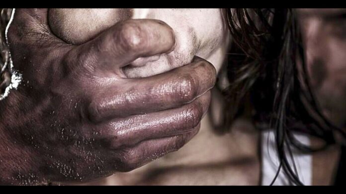 MG: 'avô por consideração' de 78 anos e filho estupram mulher com vício em drogas e são presos