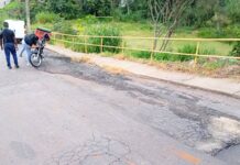 Buracos e desnível continuam provocando acidentes no Novo Itabirito Buracos e desnível continuam provocando acidentes no Novo Itabirito