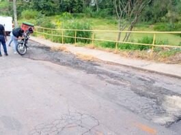 Buracos e desnível continuam provocando acidentes no Novo Itabirito Buracos e desnível continuam provocando acidentes no Novo Itabirito