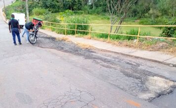 Buracos e desnível continuam provocando acidentes no Novo Itabirito Buracos e desnível continuam provocando acidentes no Novo Itabirito