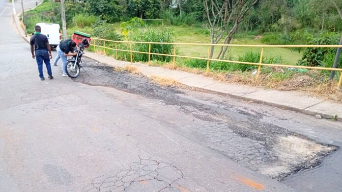 Buracos e desnível continuam provocando acidentes no Novo Itabirito