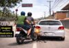 Itabirito: em moto com 2 irmãos, condutor bate na traseira de carro, e garupa fica com corte na perna Itabirito: em moto com 2 irmãos, condutor bate na traseira de carro, e garupa é socorrido com corte na perna
