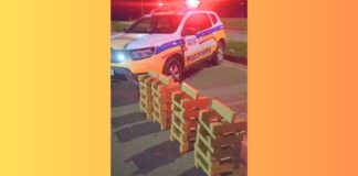 75 barras de maconha apreendidas pela PMRv após perseguição na BR-356, em Itabirito; VÍDEO 75 barras de maconha apreendidas pela PMRv após perseguição na BR-356, em Itabirito; VÍDEO