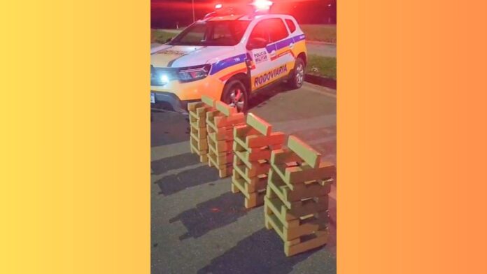 75 barras de maconha apreendidas pela PMRv após perseguição na BR-356, em Itabirito; VÍDEO