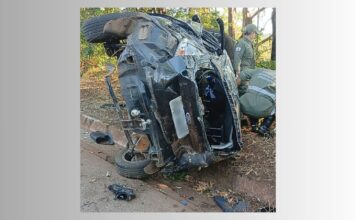 BR-356: carro capota na Serra da Santa em Itabirito; 3 vítimas, sendo 1 grave BR-356: carro capota na Serra da Santa em Itabirito; 3 vítimas, sendo 1 grave