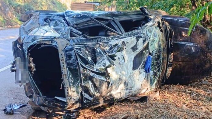 Carro que capotou na BR-356, Serra da Santa, Itabirito: inabilitado nega bafômetro e é conduzido pela PMRv