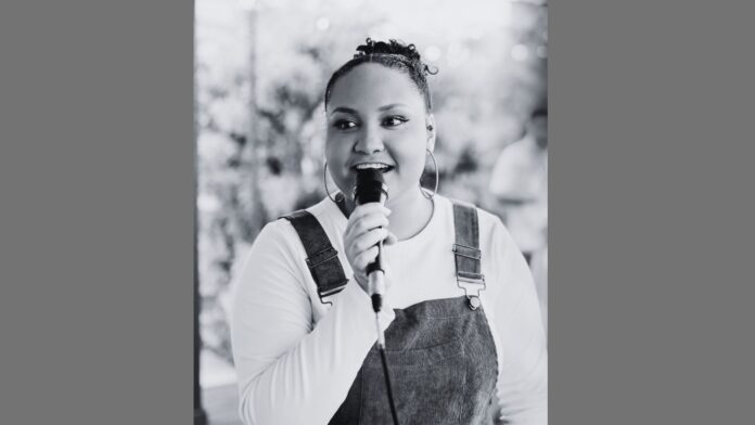Cantora gospel Carolina Beatriz foi quem morreu em acidente em parque instalado em Itabirito