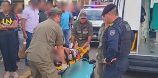 Mulher é atropelada por moto no Centro de Itabirito e fica com suspeita de fratura Mulher é atropelada por moto no Centro de Itabirito