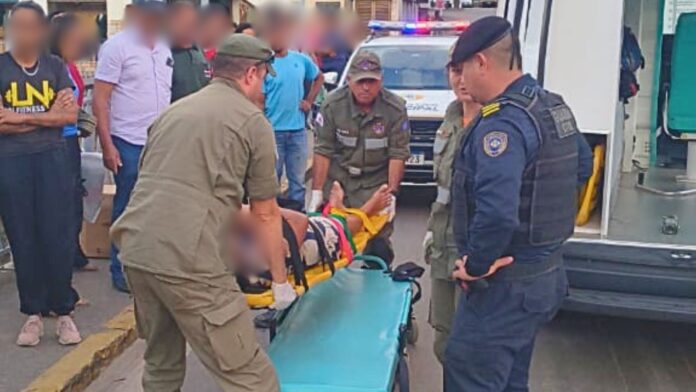 Mulher é atropelada por moto no Centro de Itabirito