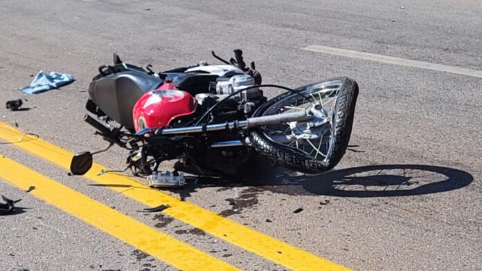 Serra da Santa, Itabirito: moto invade contramão e bate em carro na BR-356; 2 ficam feridos
