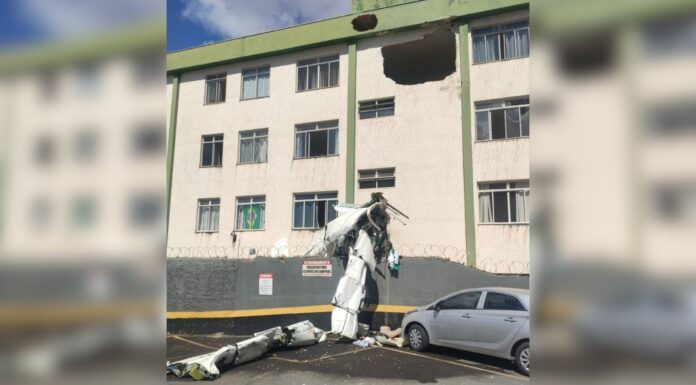 Avião, que transportava 5 pessoas, cai e bate em prédio em Belo Horizonte; 2 mortes confirmadas Avião, que transportava 5 pessoas, cai e bate em prédio em Belo Horizonte; 2 mortes confirmadas