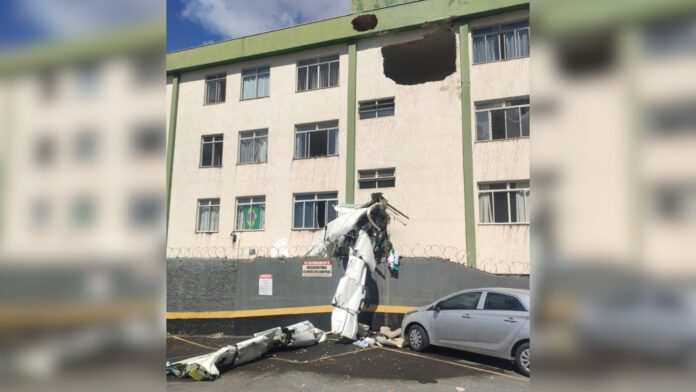 Avião, que transportava 5 pessoas, cai e bate em prédio em Belo Horizonte; 2 mortes confirmadas