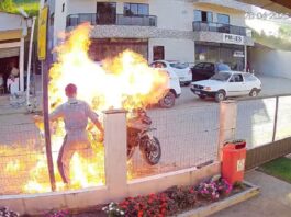 Dias após internação, mãe morre após tentar impedir filho de atear fogo em moto Dias após internação, mãe morre após tentar impedir filho de atear fogo em moto