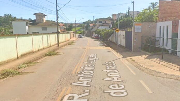Itabirito: ao ultrapassar, motociclista se fere em acidente envolvendo van de uso da Prefeitura e ônibus