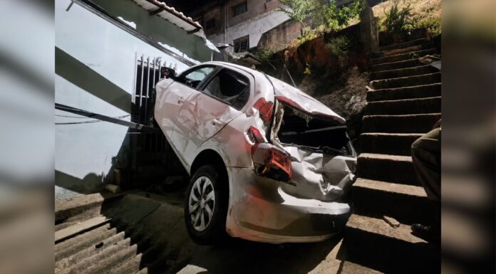 BH: motorista embriagado passa direto em rua sem saída e cai em barranco; VEJA VÍDEO BH: motorista embriagado passa direto em rua sem saída e cai em barranco