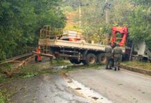 Itabirito: caminhão desgovernado trava trânsito perto da ponte entre Padre Adelmo e Padre Eustáquio Itabirito: caminhão desgovernado trava trânsito perto da ponte entre Padre Adelmo e Padre Eustáquio