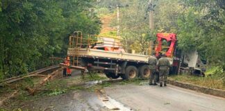 Itabirito: caminhão desgovernado trava trânsito perto da ponte entre Padre Adelmo e Padre Eustáquio Itabirito: caminhão desgovernado trava trânsito perto da ponte entre Padre Adelmo e Padre Eustáquio