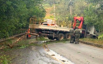 Itabirito: caminhão desgovernado trava trânsito perto da ponte entre Padre Adelmo e Padre Eustáquio Itabirito: caminhão desgovernado trava trânsito perto da ponte entre Padre Adelmo e Padre Eustáquio