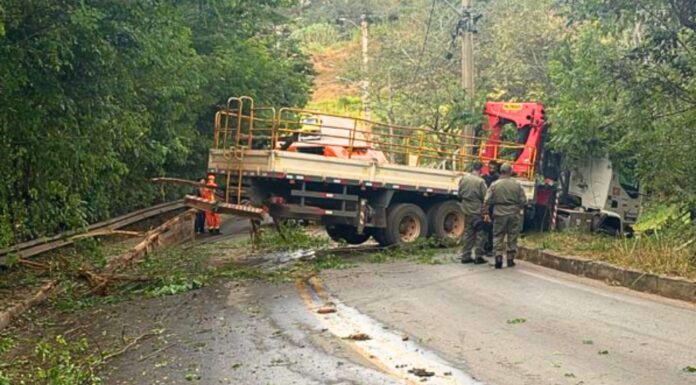 Itabirito: caminhão desgovernado trava trânsito perto da ponte entre Padre Adelmo e Padre Eustáquio Itabirito: caminhão desgovernado trava trânsito perto da ponte entre Padre Adelmo e Padre Eustáquio