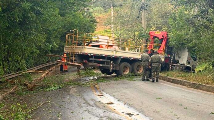 Itabirito: caminhão desgovernado trava trânsito perto da ponte entre Padre Adelmo e Padre Eustáquio Itabirito: caminhão desgovernado trava trânsito perto da ponte entre Padre Adelmo e Padre Eustáquio