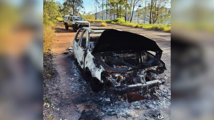 Itabirito: carro furtado em Congonhas é encontrado pela GCM carbonizado em Ribeirão do Eixo