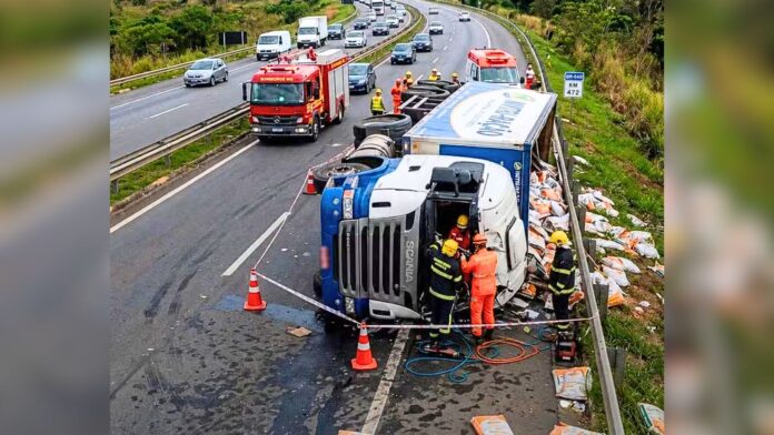 MG: motorista morre após carreta carregada com ração tombar na BR-040; carga é saqueada MG: motorista morre após carreta carregada com ração tombar na BR-040; carga é saqueada