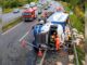 MG: motorista morre após carreta carregada com ração tombar na BR-040; carga é saqueada MG: motorista morre após carreta carregada com ração tombar na BR-040; carga é saqueada