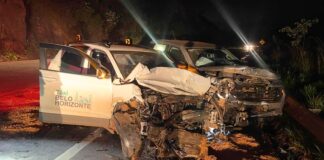 BR-356, Itabirito, Serra da Santa: 2 ficam feridos após acidente entre picape e táxi de BH BR-356, Itabirito, Serra da Santa: 2 ficam feridos após acidente entre picape e táxi de BH