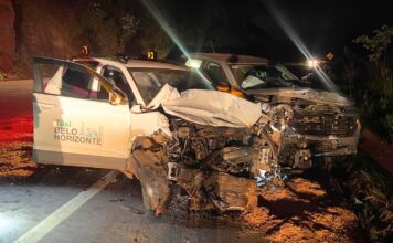 BR-356, Itabirito, Serra da Santa: 2 ficam feridos após acidente entre picape e táxi de BH BR-356, Itabirito, Serra da Santa: 2 ficam feridos após acidente entre picape e táxi de BH