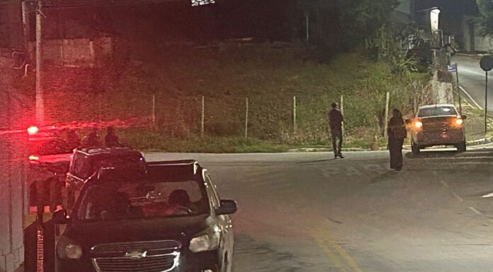 Itabirito: acidente entre moto e carro deixa mulher ferida no Matozinhos Itabirito: acidente entre moto e carro deixa mulher ferida no Matozinhos