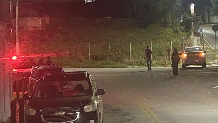Itabirito: acidente entre moto e carro deixa mulher ferida no Matozinhos Itabirito: acidente entre moto e carro deixa mulher ferida no Matozinhos