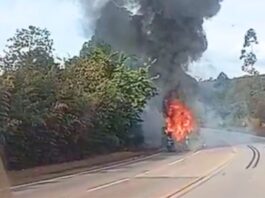 Ônibus pega fogo na BR-040, em Ouro Preto; VEJA VÍDEO Ônibus pega fogo na BR-040, em Ouro Preto