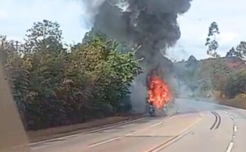 Ônibus pega fogo na BR-040, em Ouro Preto; VEJA VÍDEO Ônibus pega fogo na BR-040, em Ouro Preto