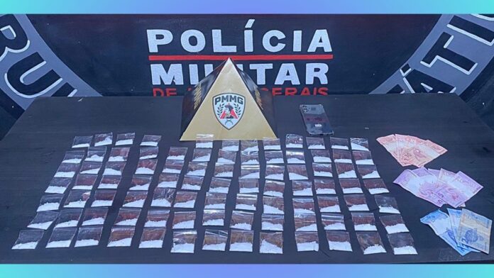 Ouro Preto: homem tenta fugir da PM para dentro de casa, mas acaba preso com 90 papelotes de cocaína