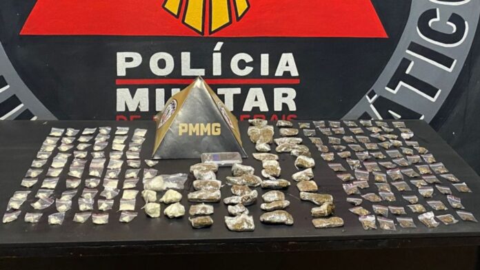 Itabirito: menor corre pra casa, mas é pego com maconha, 67 porções de cocaína e 75 buchas de skunk
