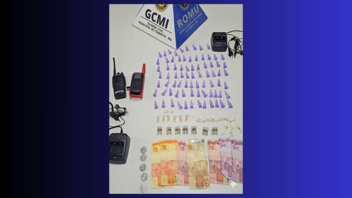 Itabirito: traficante do PA vê a Romu, corre e dispensa bolsa com 77 pinos de cocaína, crack e rádio Itabirito: traficante do PA vê a Romu, corre e dispensa bolsa com 77 pinos de cocaína, crack e rádio